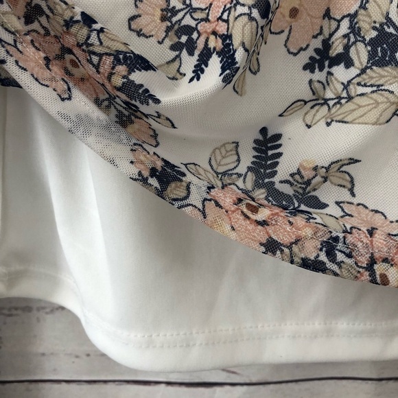 Floral blouse Size M New with tags - Picture 5 of 7